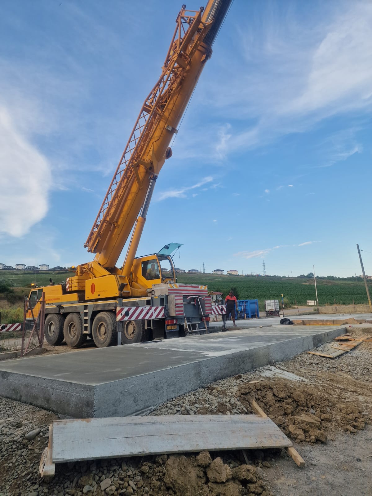 Placă de beton proaspăt turnată pe șantier în Iași