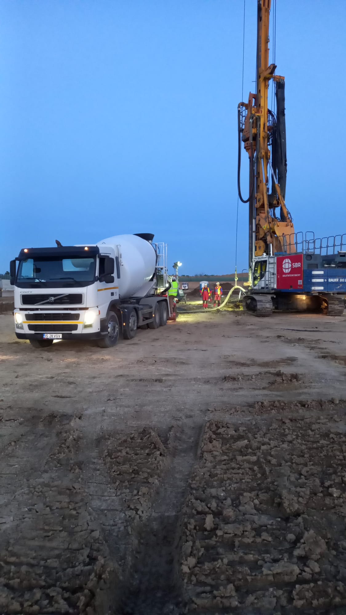 Pompare de beton pe șantier în Iași, la amurg