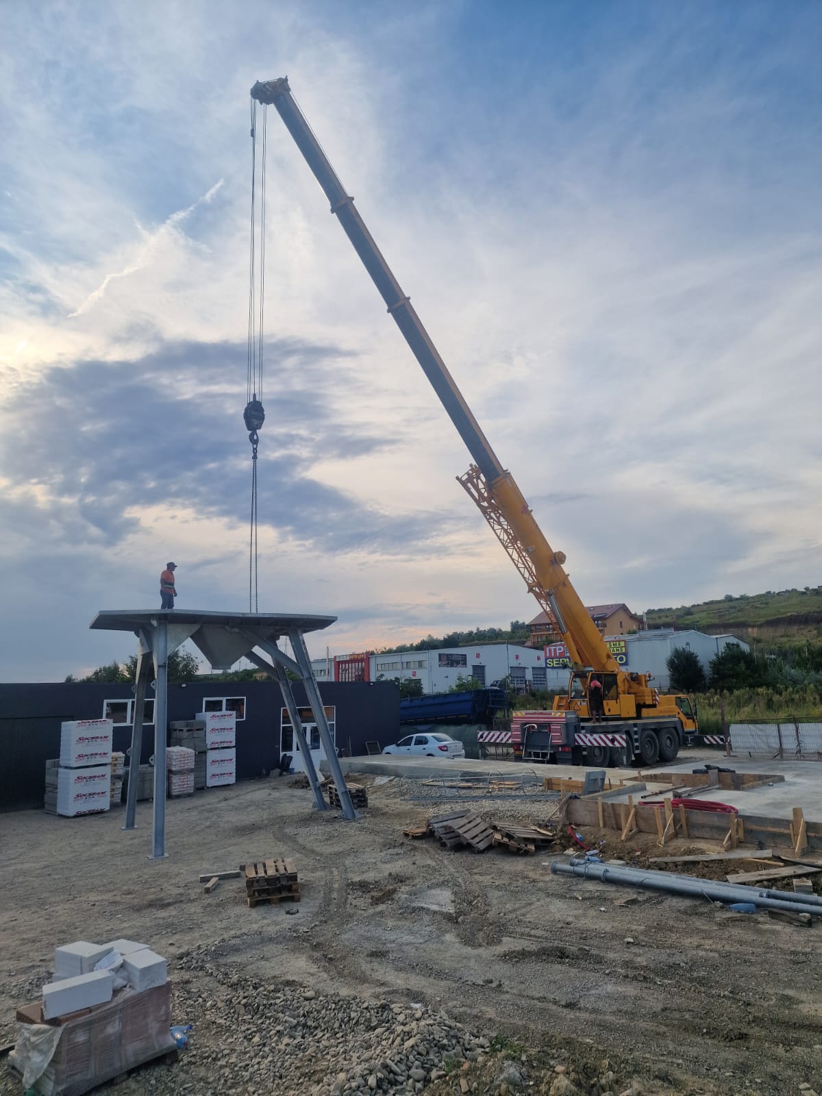 Șantier cu macara și structură metalică în Iași